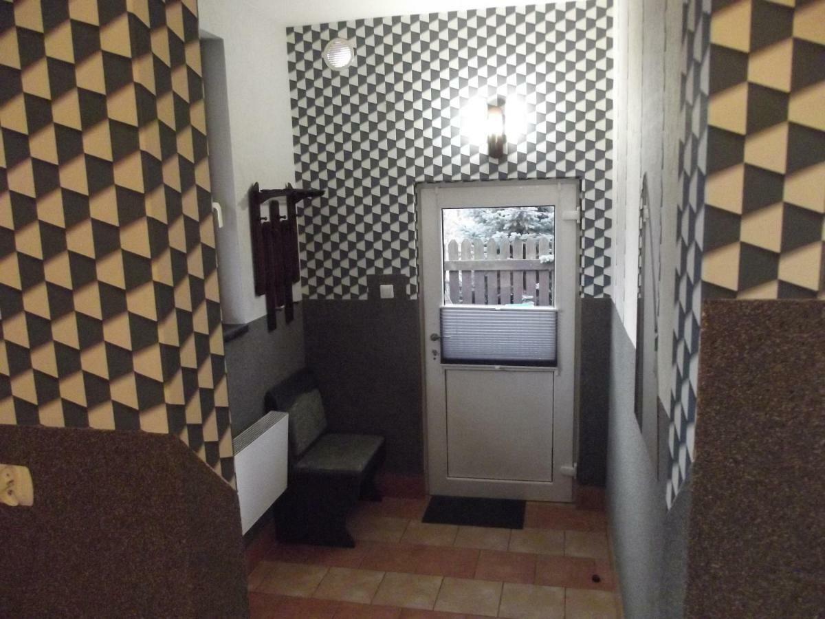 Проживання в сім'ї 42 *